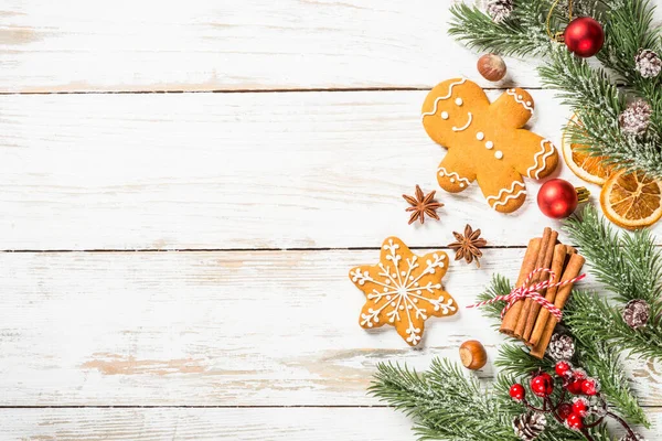 Especias de Navidad con galletas de jengibre en la mesa blanca con decoraciones navideñas. —  Fotos de Stock