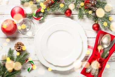 Noel masası, beyaz ahşap masada tatil süslemeleri..