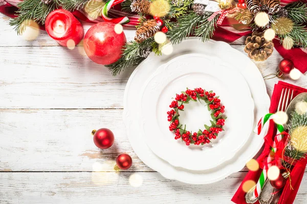 Ajuste de mesa de Navidad con decoraciones navideñas en mesa de madera blanca. — Foto de Stock