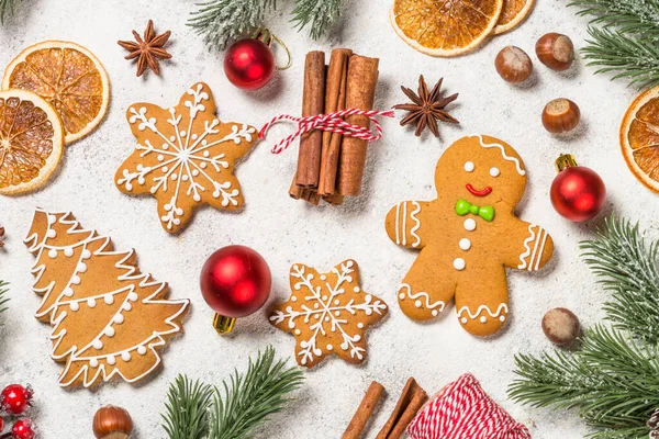Biscoitos de gengibre de Natal com especiarias e decorações de feriados na mesa branca. — Fotografia de Stock