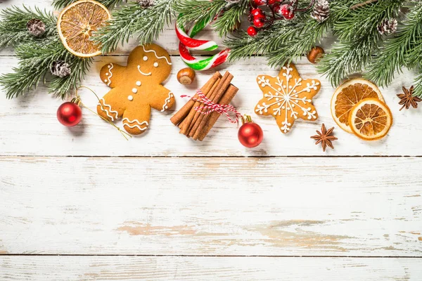 Especias de Navidad con galletas de jengibre en la mesa blanca con decoraciones navideñas. — Foto de Stock