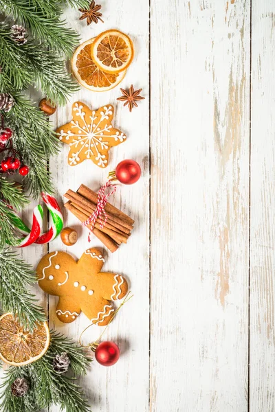 Spezie natalizie con biscotti di pan di zenzero a tavola bianca con decorazioni natalizie. — Foto Stock