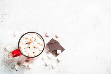 Beyaz masada kremalı sıcak çikolata..