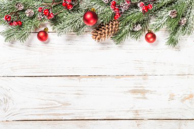 Kar ve beyaz masa süsleri ile kış köknar ağacı.