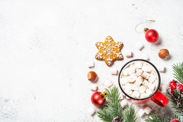 Heiße Schokolade mit Marshmallow und Weihnachtsplätzchen am weißen Tisch. — Stockfoto