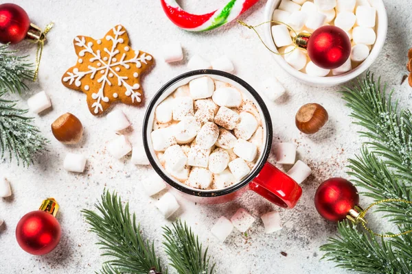 Heiße Schokolade mit Marshmallow und Weihnachtsplätzchen am weißen Tisch. — Stockfoto