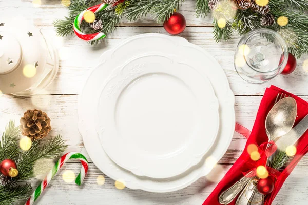 Ajuste de mesa de Navidad con decoraciones navideñas en mesa de madera blanca. — Foto de Stock