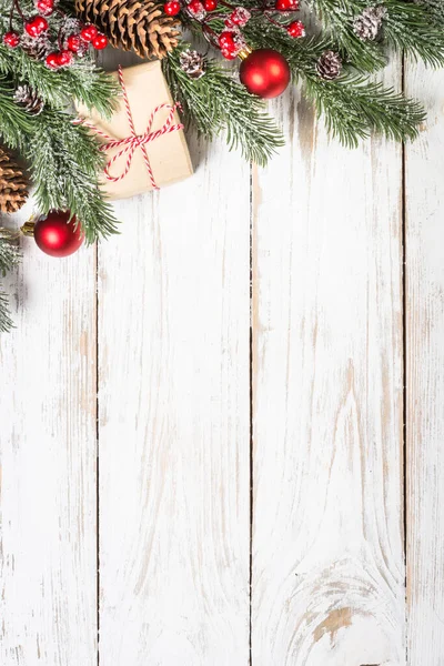 Wintertanne mit Schnee und Dekorationen am weißen Tisch. — Stockfoto