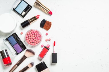 Ürünleri beyaz arkaplanda uydur.