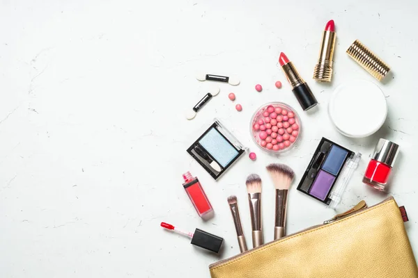 Make-up-Produkte auf weißem Hintergrund. — Stockfoto