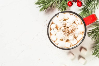 Beyaz masada kremalı sıcak çikolata..