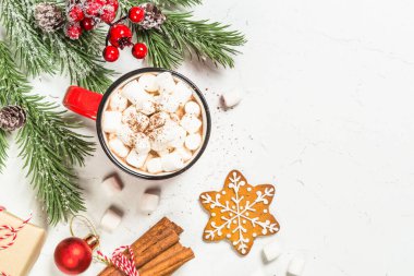 Beyaz masada sıcak çikolata ve zencefilli kurabiye..