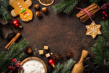 Karanlık masada Noel pastası arka planı.