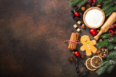 Karanlık masada Noel pastası arka planı.