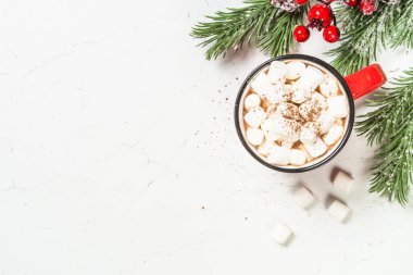 Beyaz masada kremalı sıcak çikolata..
