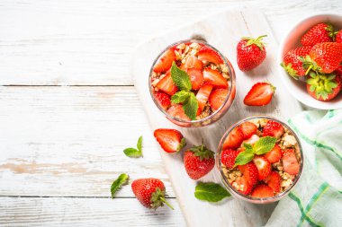 Çilekli Yunan yoğurdu..