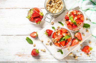 Çilekli Yunan yoğurdu..