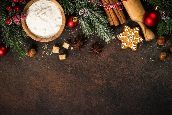 Vánoční pečení pozadí u tmavého stolu. — Stock fotografie