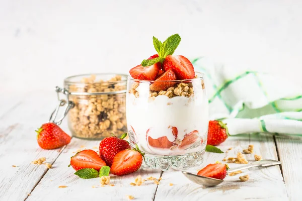 Greek yogurt parfait with strawberry. — Stock Photo, Image