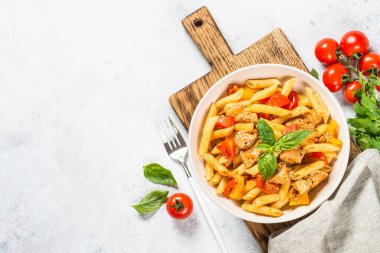 Tahta masada tavuk ve sebzeli makarna..