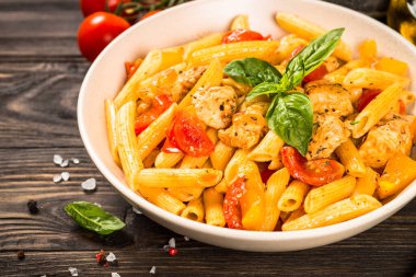 Tahta masada tavuk ve sebzeli makarna..