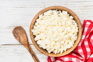 Ahşap masada peynir mi peynir mi?.