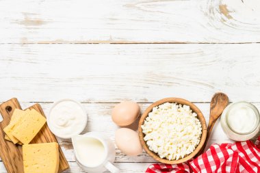 Süt ürünü beyaz ahşap masada.