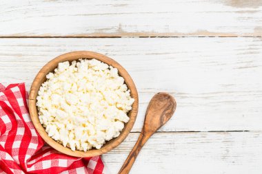 Ahşap masada peynir mi peynir mi?.