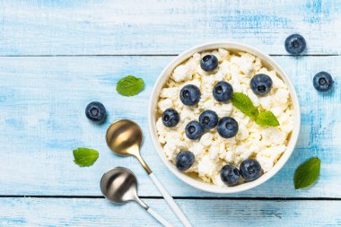 Beyaz tabakta kaymak veya süzme peynir.