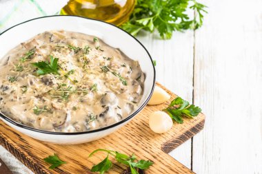 Beyaz masada krema soslu şampiyonlar.