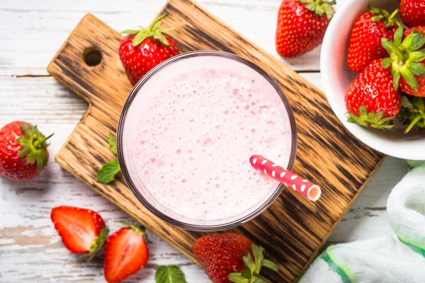 Erdbeer-Smoothie oder Milchshake in Weiß. — Stockfoto