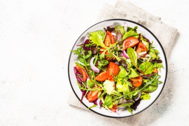 Beyaz sebzeli yeşil salata..