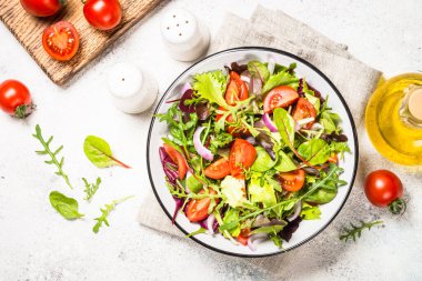 Beyaz sebzeli yeşil salata..