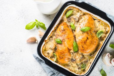 Krema soslu mantarlı tavuk göğsü..