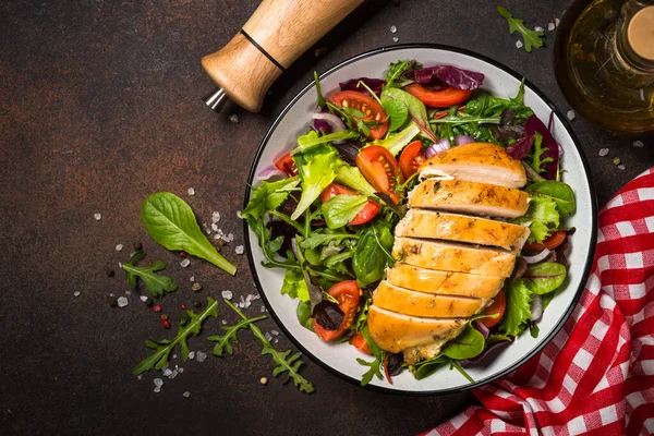 Ensalada verde con pechuga de pollo al horno en la mesa de la cocina. —  Fotos de Stock