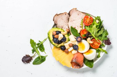 Keto diyet tabağı beyaz masada.