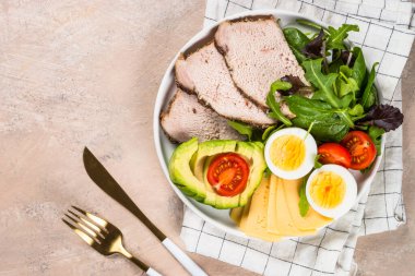 Keto diyet tabağı beyaz masada.