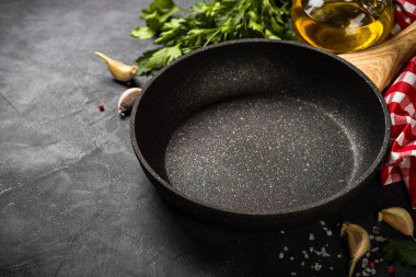 Yemek pişirme arka planı siyah masada.