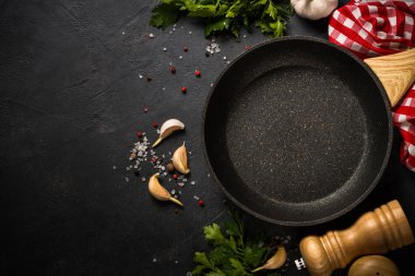 Yemek pişirme arka planı siyah masada.