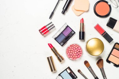 Beyaz arka planda profesyonel makyaj ürünleri.