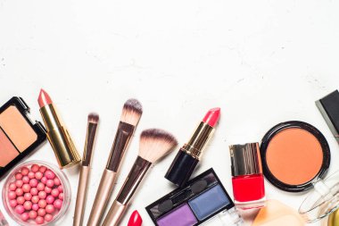 Beyaz arka planda profesyonel makyaj ürünleri.