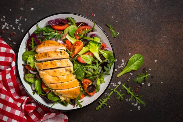 Salade verte avec poitrine de poulet cuite au four à la table de cuisine. — Photo