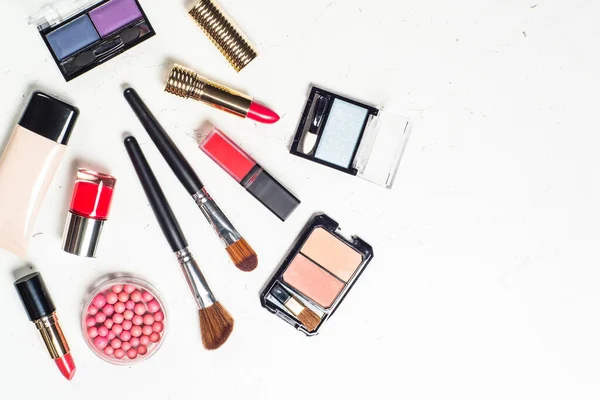 Make-up professionelle Kosmetik auf weißem Hintergrund. — Stockfoto