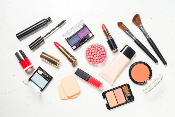 Make-up profesionální kosmetika na bílém pozadí. — Stock fotografie