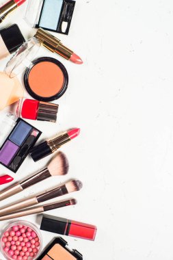 Beyaz arka planda profesyonel makyaj ürünleri.