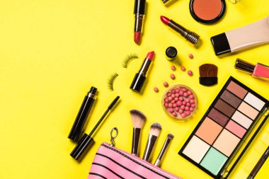 Renk arka planında profesyonel makyaj malzemesi.