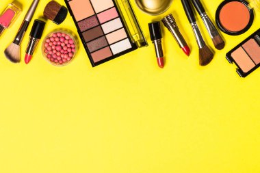 Renk arka planında profesyonel makyaj malzemesi.