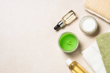 Taş masadaki spa ürün bileşimi.