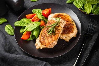 Siyah salatalı et bifteği..