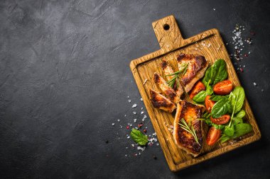 Tahta tahtada taze salatalı et biftekleri..